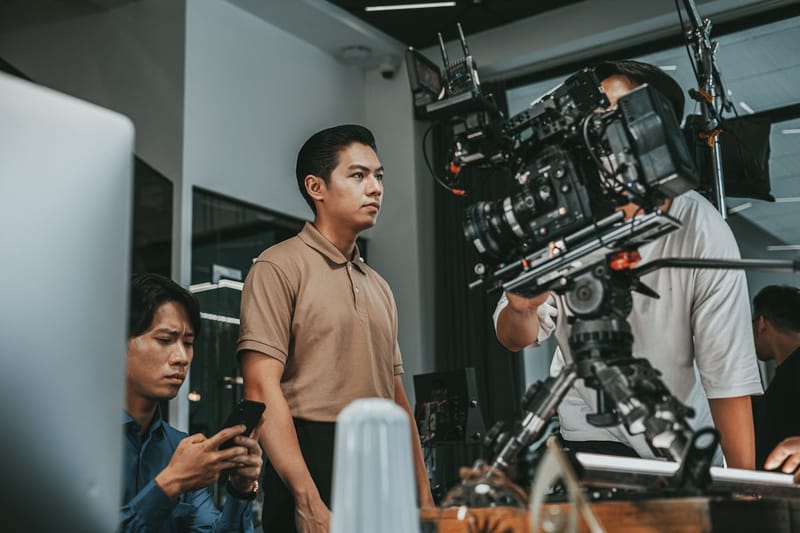 Équipe de tournage avec caméra professionnelle