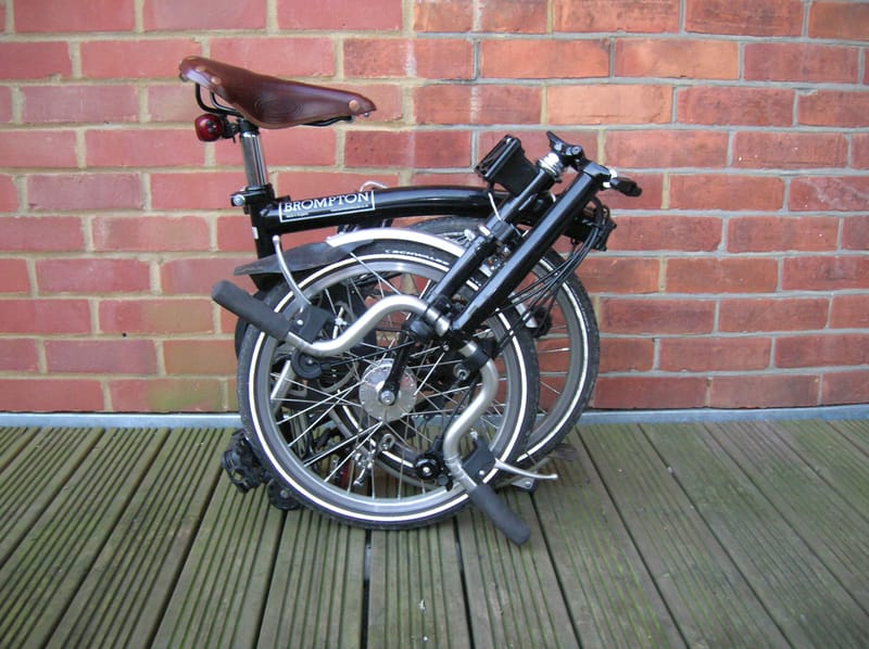 Brompton plié - le vélo qui tient sous un bureau