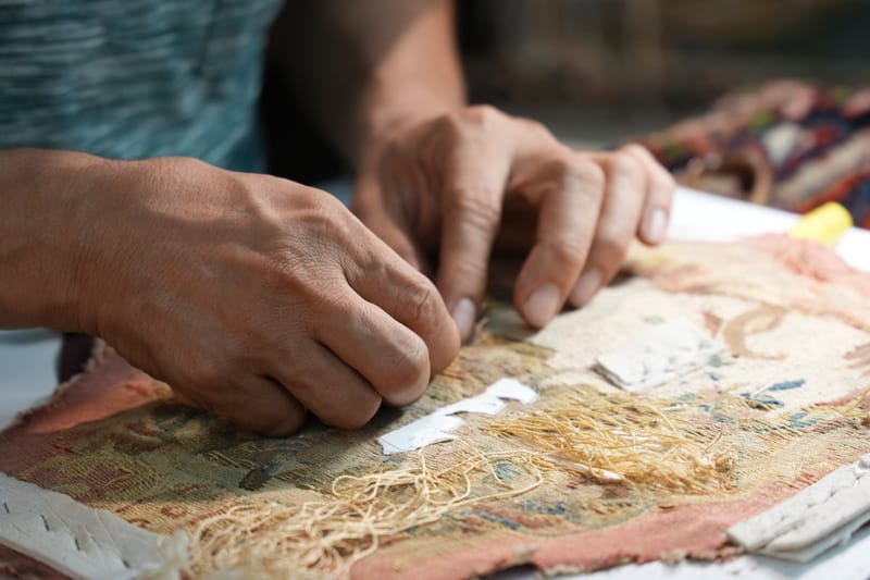 Mains tissant un textile traditionnel, artisanat ancestral