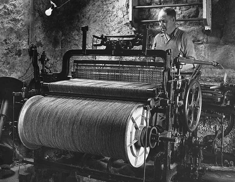 Tisseur de Harris Tweed à son métier Hattersley, Hébrides extérieures, vers 1960
