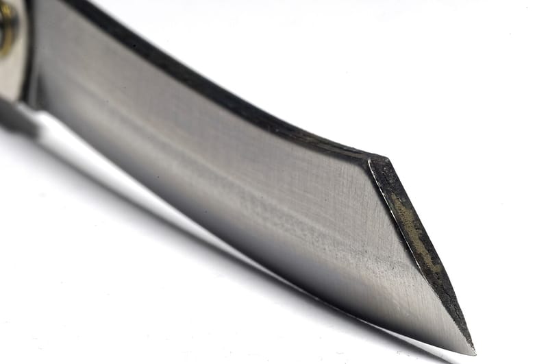 Détail de la lame d'un Higonokami, gravures traditionnelles