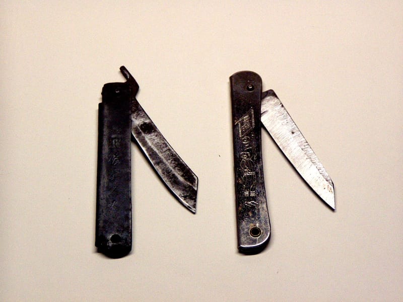 Plusieurs couteaux Higonokami, lames ouvertes