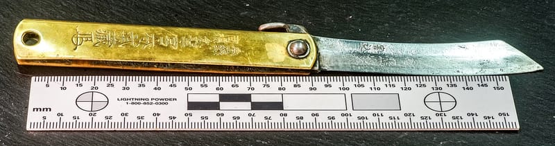 Higonokami ouvert, vue de profil, manche en tôle pliée