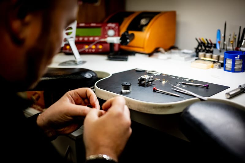 Horloger à son établi dans un atelier