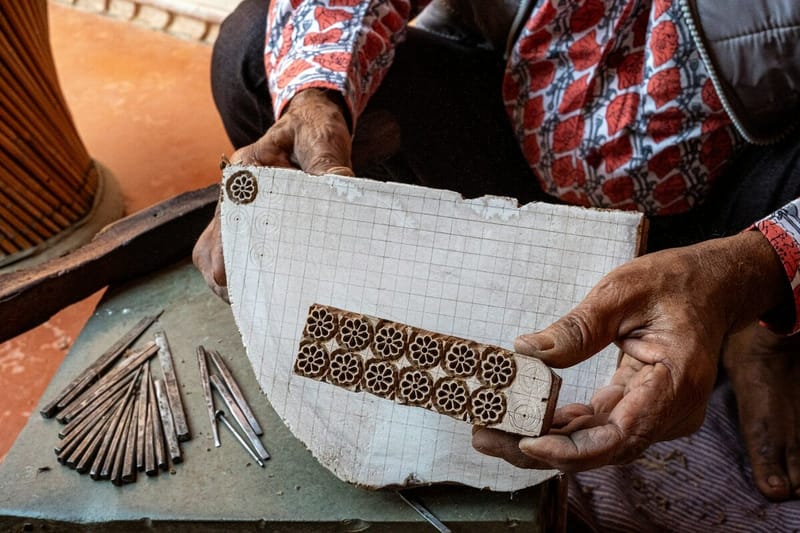 티크 목판과 디자인 스케치, kharati 조각사의 도구