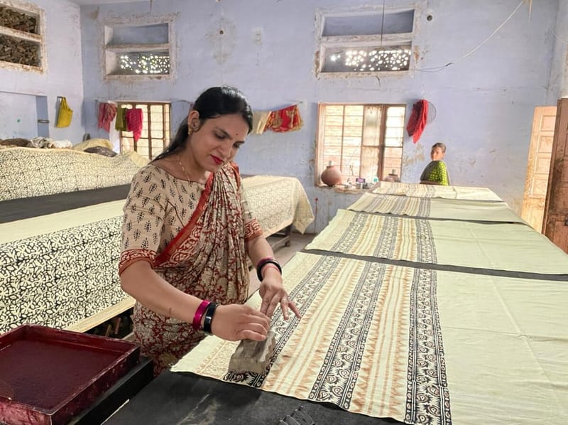 바그루 마을에서 티크 목판으로 인쇄하는 장인, 자이푸르