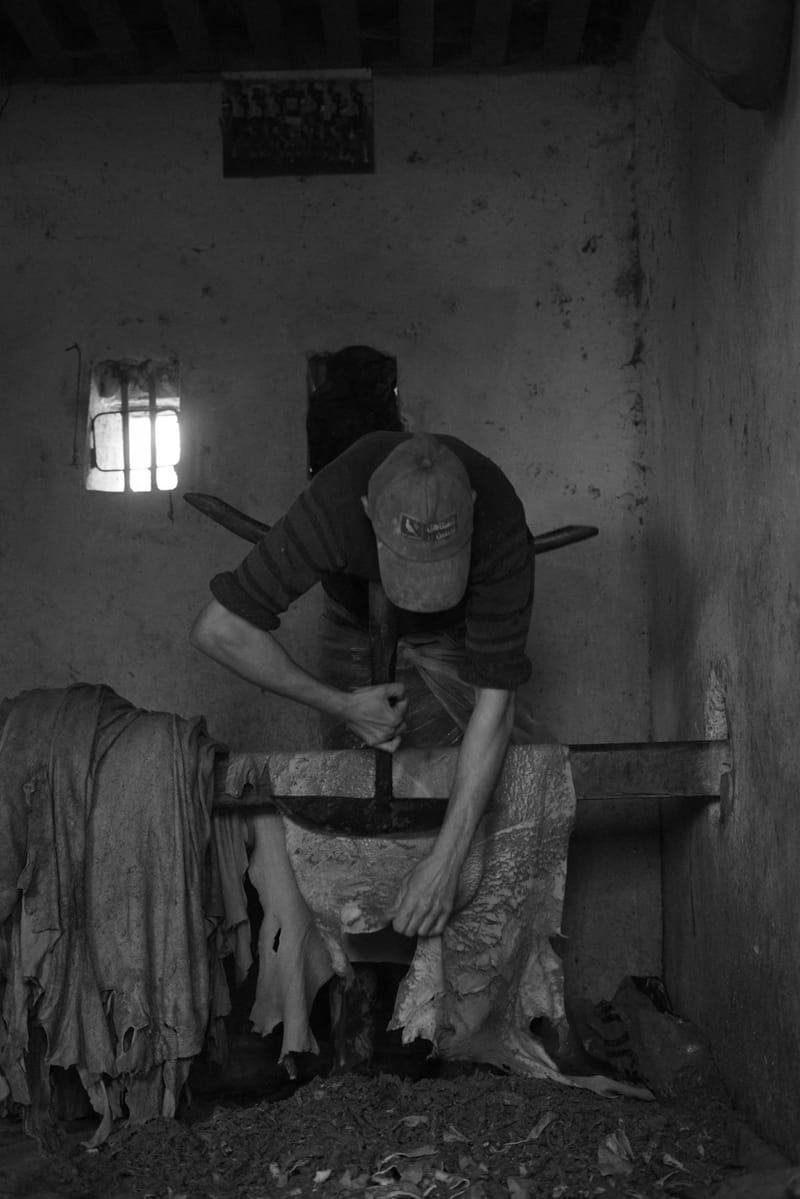 Artisan tannant du cuir dans un atelier traditionnel