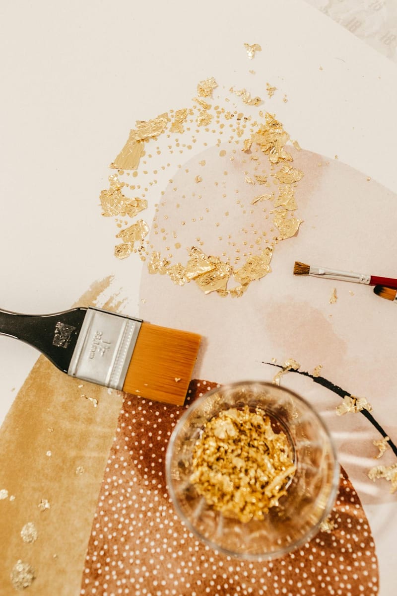 金箔を作品に貼る、筆と道具