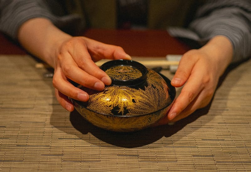 手に持った漆器の椀